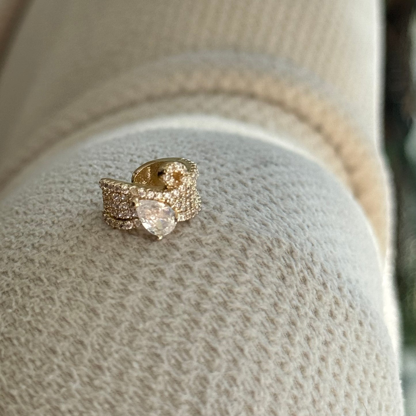 Ear Cuff Golden Detail